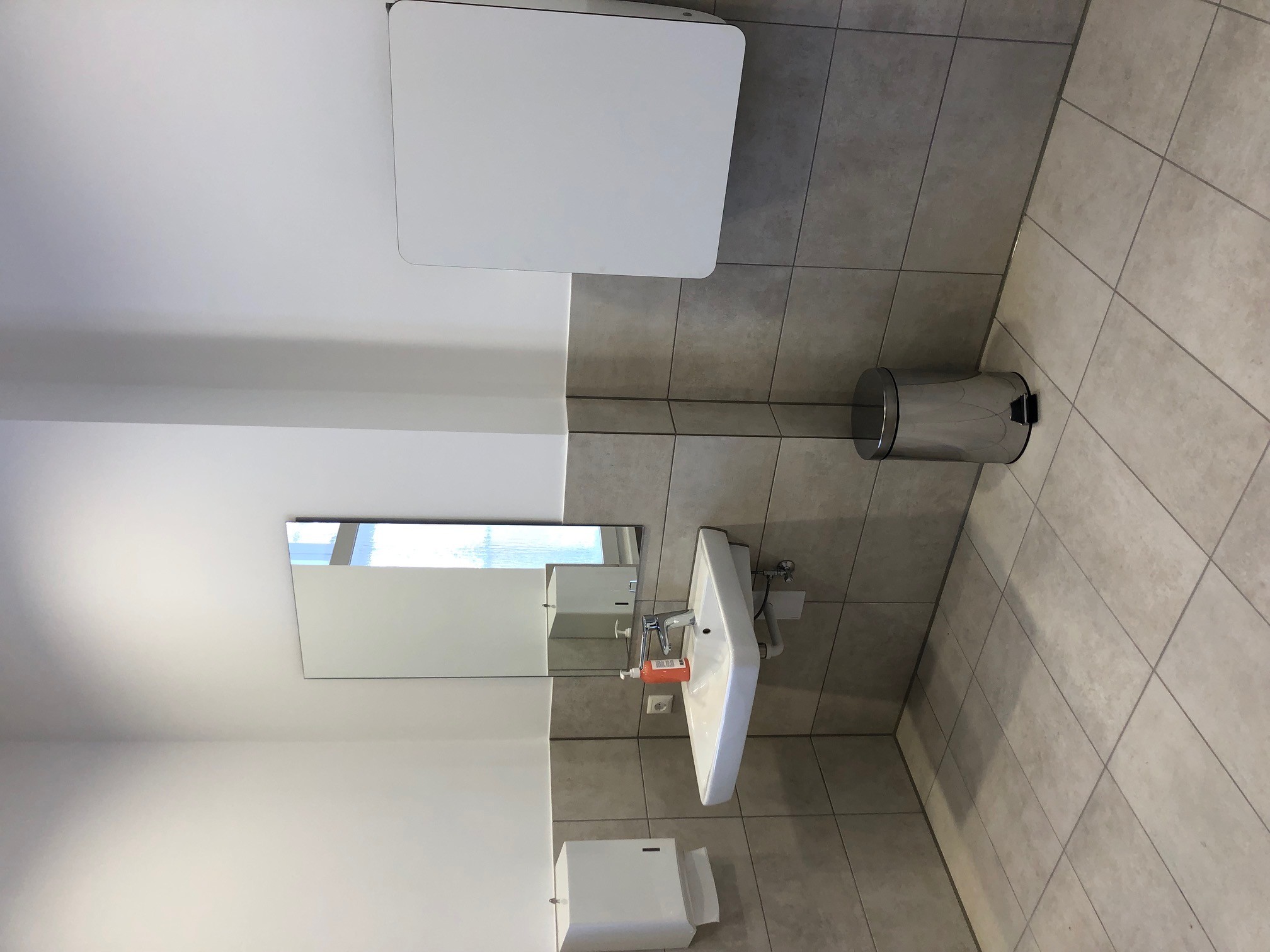 Abschluss Wasch und Wickeltisch hk